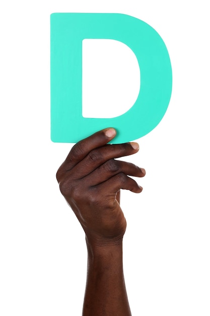 Zdjęcie ręka trzyma literę d z alfabetu