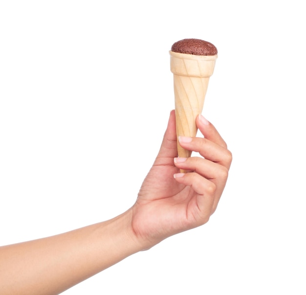 ręka trzyma lody czekoladowe w stożku na białym tle
