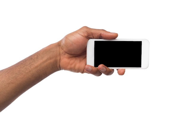 Ręka trzyma mobilny smartfon z pustego ekranu, na białym tle. Skopiuj miejsce na reklamę aplikacji mobilnej, makieta