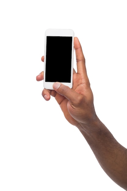 Ręka trzyma mobilny smartfon z pustego ekranu, na białym tle. Skopiuj miejsce na reklamę aplikacji mobilnej, makieta
