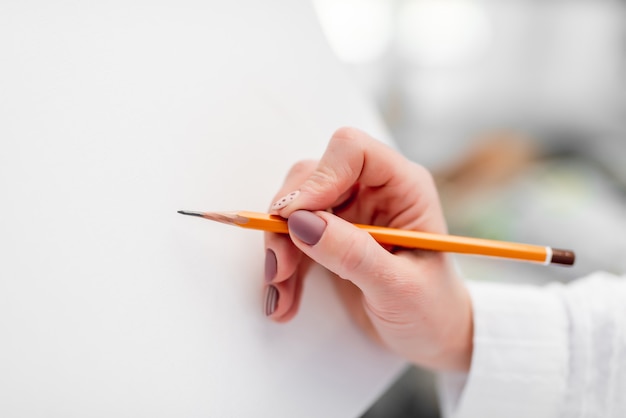 Ręka Trzyma Ołówek Graficzny I Rysunek Na Białym Płótnie Szkic Papieru