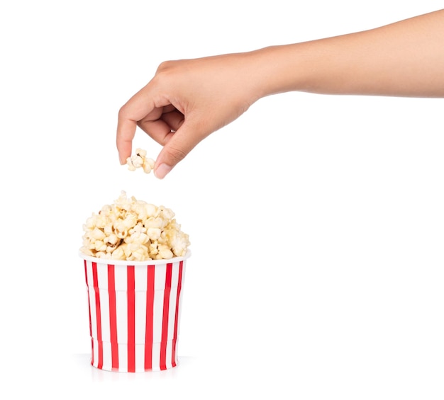 ręka trzyma Popcorn w paski wiadro na białym tle
