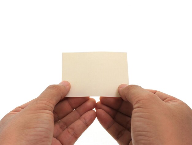 Ręka trzyma pustą wizytówkę w ręku na białym tle