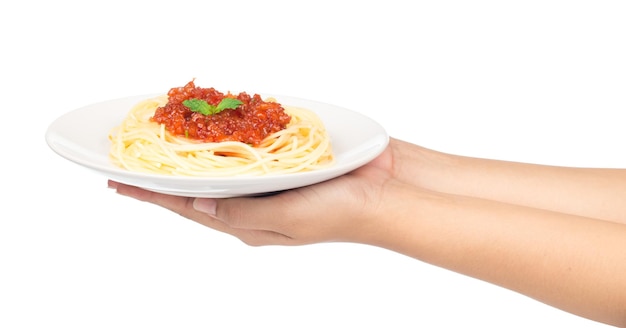 ręka trzyma Spaghetti w naczyniu odizolowywającym na białym tle