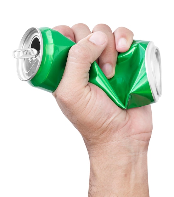 Ręka trzyma sprężoną zieloną puszkę aluminiową izolowaną na białym tle z ścieżką wycinania
