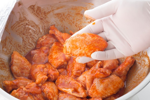Ręka Trzyma Surowych Kurczaków Skrzydła W Pikantności Przygotowywa Dla Gotować