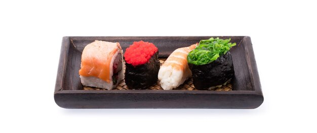 ręka trzyma sushi na drewnianej tacy na białym tle na białym tle