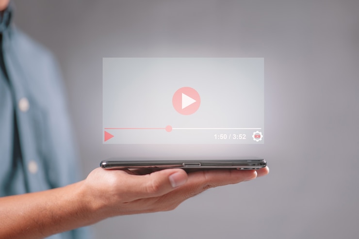Zdjęcie ręka trzyma telefon komórkowy dla treści wideo na żywo online koncepcja marketingu strumieniowego.