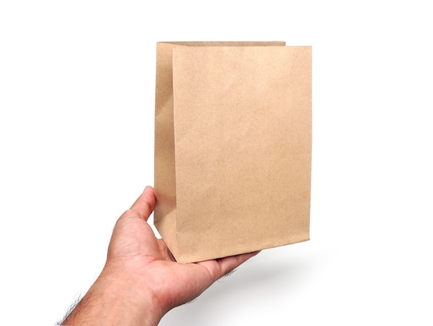 Ręka trzymająca brązową papierową torbę z napisem „urodziny”.