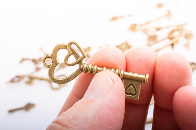 Zdjęcie ręka trzymająca retro metalowy klucz jako koncepcję miłości i walentynki