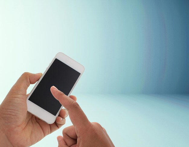ręka trzymająca smartfon na niebieskim kolorze od lewej do prawej gradientu abstrakcyjne odwzorowanie tła do wyświetlania lub montażu