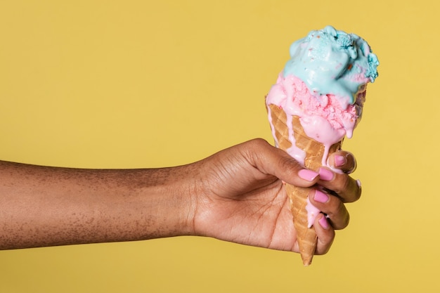 Ręka trzymająca topniejące lody