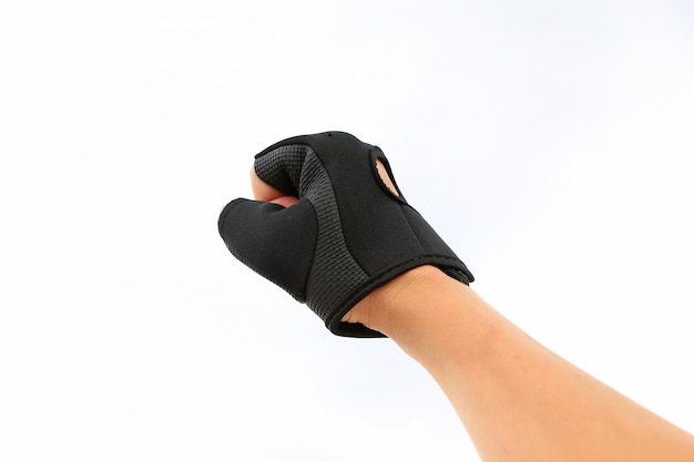 Ręka uderza pięścią będący ubranym sport rękawiczkę odizolowywającą na białym tle