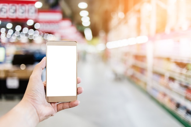 Ręka Używać Smartphone Z Plamy Tłem Supermarket