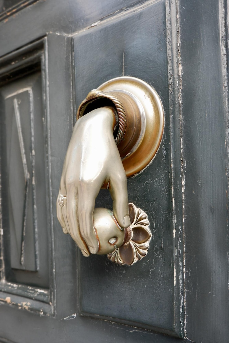 Ręka w kształcie vintage knocker Zdjęcie pionowe