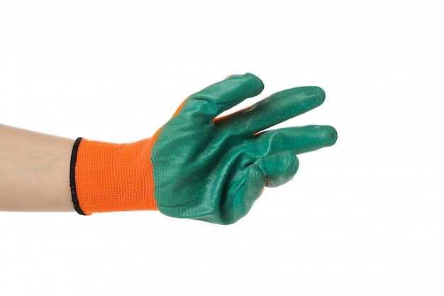 Ręka w ogrodnictwo pracy rękawiczce odizolowywającej na bielu odizolowywającym