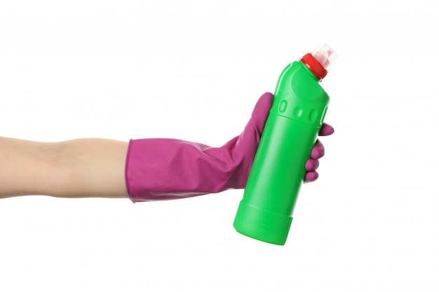 Ręka w rękawiczce czyszczenia trzymać detergent, na białym tle