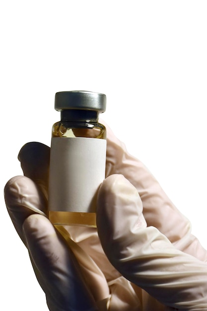 Ręka w rękawiczce trzymająca butelkę leku na białym tle