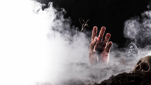 Zdjęcie ręka wtyka z ziemi w gęstej mgle