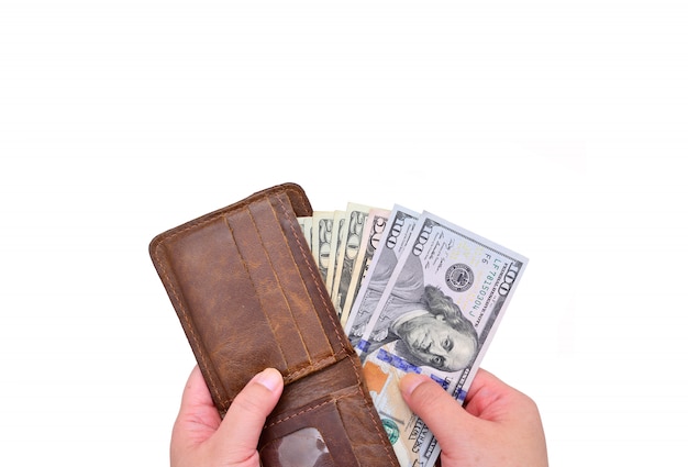 Ręka wyciągnęła dolara z izolowanego skórzanego portfela