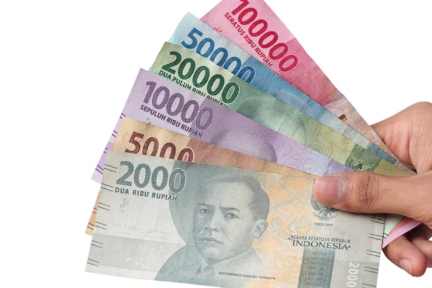 Ręka Wyświetlono Rupia pieniądze na białym tle. Indonezyjska koncepcja pieniędzy