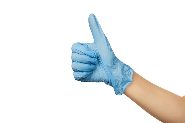 Ręka z chirurgiczną rękawicą ochronną na białym tle