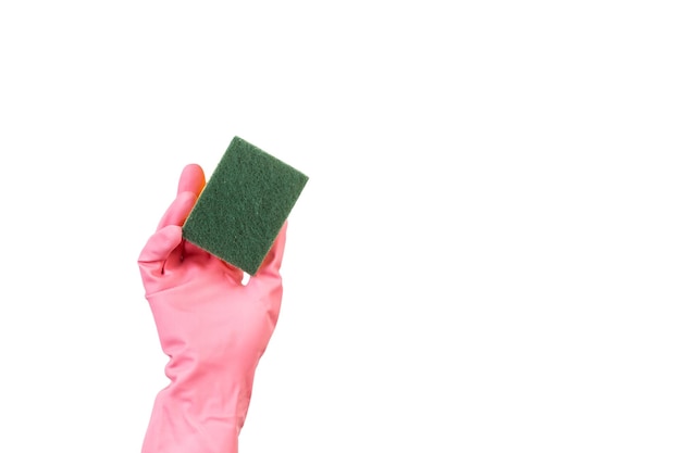 Ręka z różową gumową rękawiczką trzymająca gąbkę na białym tle z miejsca na kopię