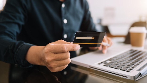 Ręka Za Pomocą Tabletu Laptopa I Trzymając Telefon Komórkowy Z Kartą Kredytową Bankowość Online Płatności Zakupyxaxa