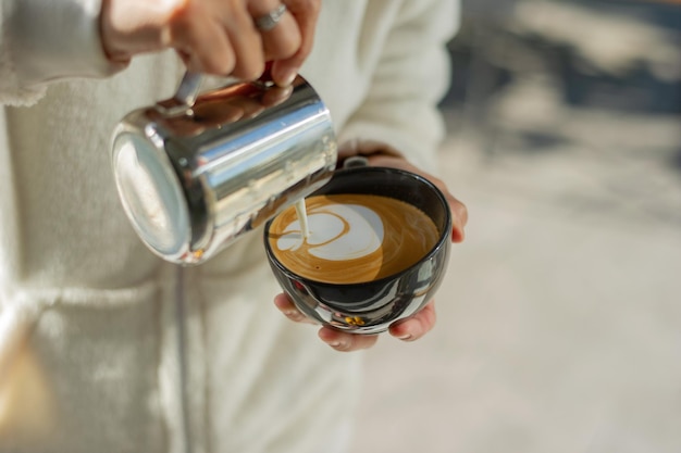 Ręka Zbliżenie Robi Gorącą Kawę Latte Art