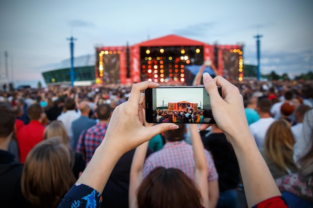 Ręka Ze Smartfonem Nagrywa Festiwal Muzyki Na żywo Koncert Szczęśliwa Młodzież