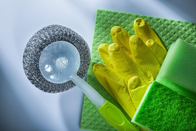 Rękawice ochronne z gąbki do czyszczenia szczotki metalicznej na białym tle