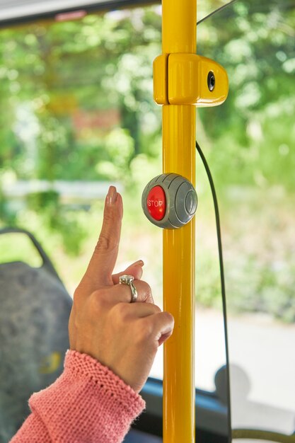 Rękę, aby nacisnąć przycisk zatrzymania autobusu z bliska!