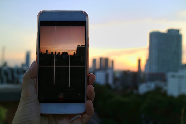 Ręki Mienia Telefon Komórkowy I Bierze Fotografia Zmierzchu Raj Z Niebieskim Niebem