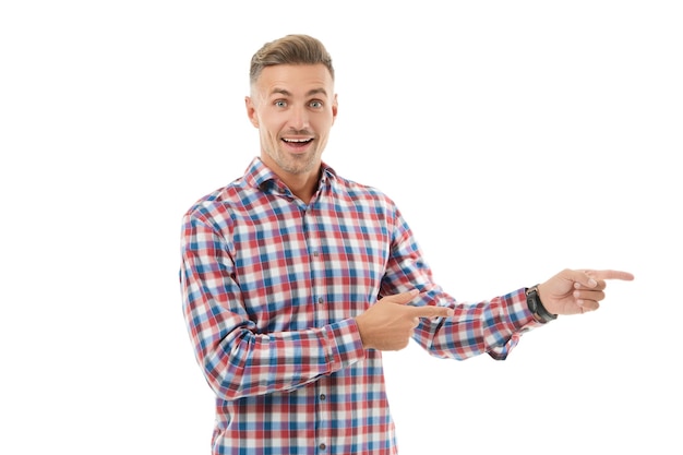 Reklama mężczyzny w koszuli kwadratowej Oferta reklamowa Portret dojrzałego szczęśliwego mężczyzny wskazujący palcem Dobra oferta Reklama dojrzałego mężczyzny oferowana odizolowana na białym