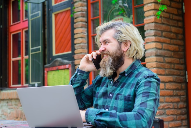 Reklama praca online praca online uśmiechnięty mężczyzna z telefonem na zewnątrz online praca cyfrowa freelancer