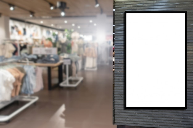 Reklamowy lekki pudełko lub pusty gablota wystawowa billboard z zamazanego wizerunku popularnej kobiety mody odzieżowym sklepem pokazuje w centrum handlowym