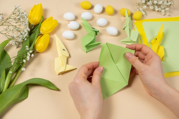 Rękodzieło z papieru do wielkanocnego origami, robienie figurek króliczków wielkanocnych