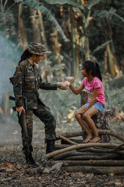 Relacja żołnierza z dziećmi