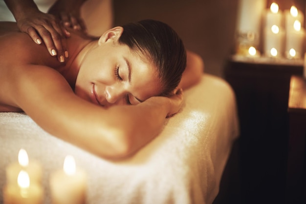 Relaks jest tym, kim jesteś Ujęcie młodej kobiety korzystającej z masażu pleców