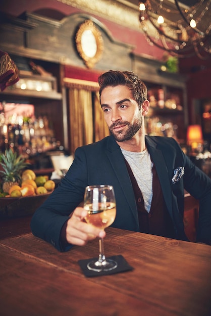 Relaks przy ulubionym drinku Przycięte zdjęcie młodego mężczyzny siedzącego w barze
