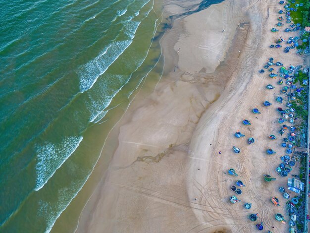 Relaksująca antena plaża scena wakacje wakacje szablon transparent Fale surfować z niesamowitym błękitnym oceanem laguny wybrzeża morskiego wybrzeża Idealny widok z góry drona Spokojna jasna plaża nadmorska