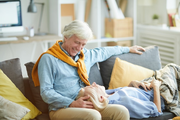 Relaksująca Para Seniorów