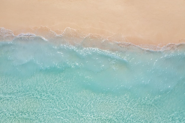 Relaksująca plaża z lotu ptaka, letnie wakacje wakacje szablon transparent. Fale surfują z niesamowitym niebieskim oceanem