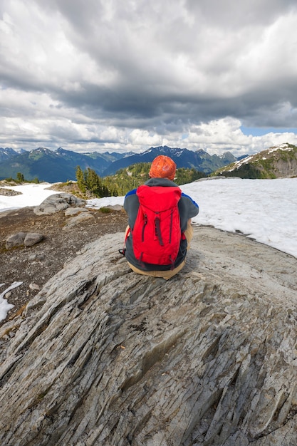 Zdjęcie relaksujący backpacker w górach.