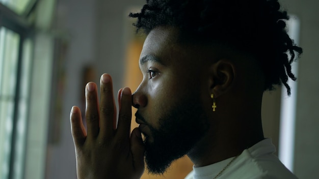 Religijny czarny mężczyzna modlący się do Boga z prośbą o boską pomoc