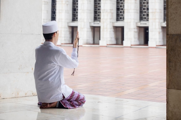 Religijny mężczyzna modli się w meczecie