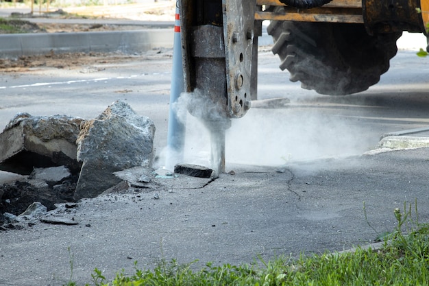 Remont dróg. Usuwanie starej warstwy asfaltu młotkiem hydraulicznym. Rekonstrukcja nawierzchni.