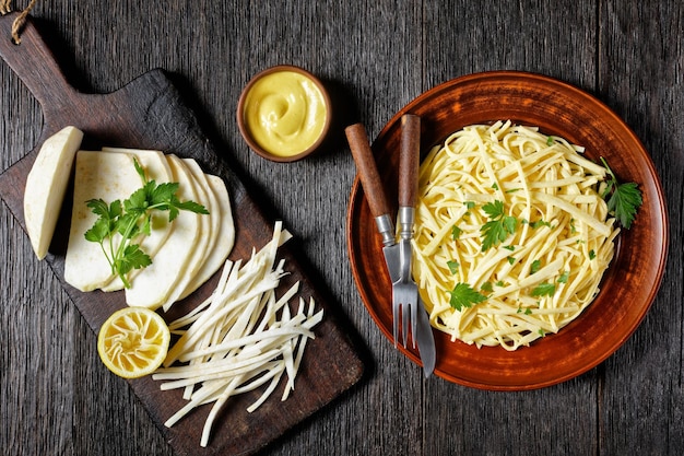 Remoulade z korzenia selera, klasyczna sałatka bistro, połączenie korzenia selera z julienem z dressingiem musztardowym Dijon na glinianym, rustykalnym talerzu