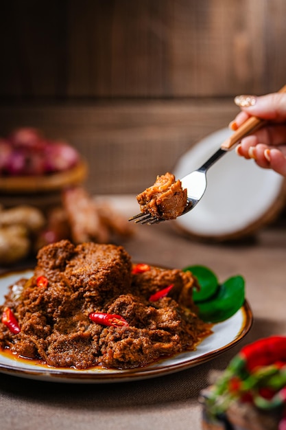 Rendang Pork Rendang to indonezyjskie, zachodnio-sumatryjskie mięso Minangkabau.