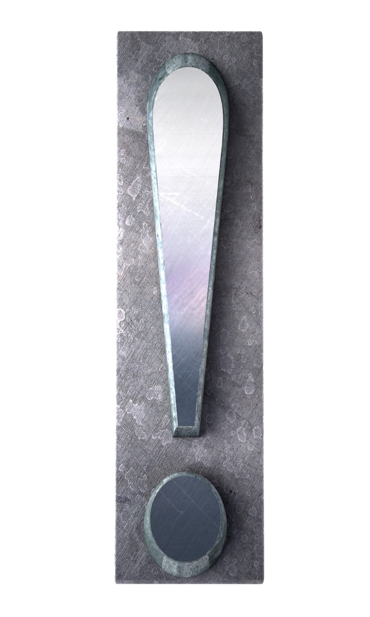 Zdjęcie renderowanie 3d znaku wykrzyknika w druku metalicznym maszynopisem